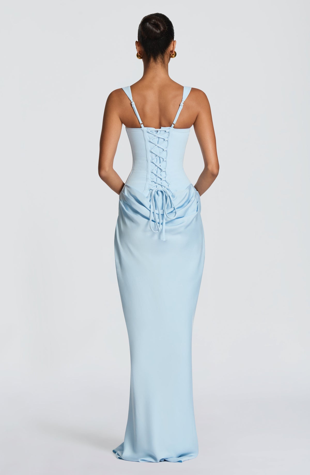 Vestido largo celeste con espalda descubierta y cordones, drapeado en la parte frontal