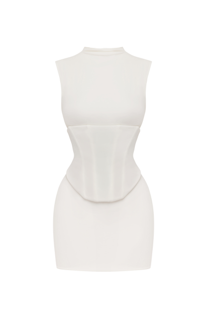Vestido blanco sin mangas, cuello alto, corte ajustado con costuras en la cintura
