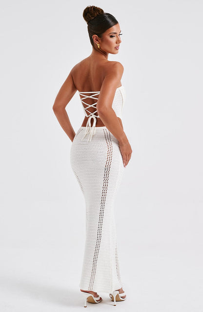 Vestido corsé Carla blanco con espalda descubierta y tirantes cruzados; falda larga ceñida