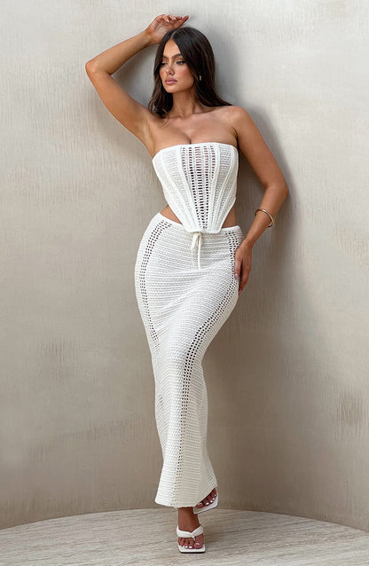 Vestido corsé Carla blanco de malla, strapless, con lazada en la cintura y falda larga