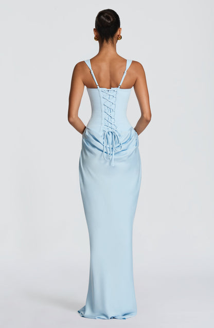 Vestido largo celeste con espalda descubierta y cordones, drapeado en la parte frontal