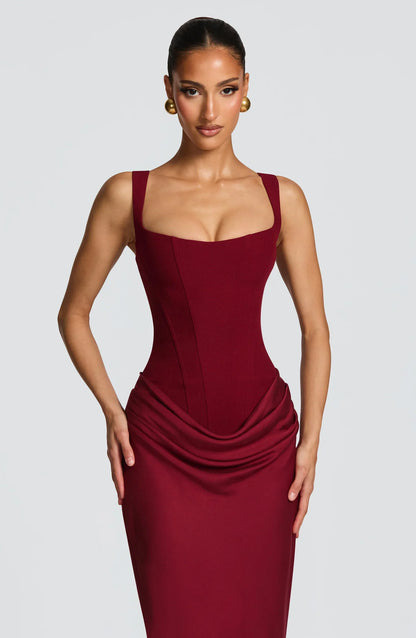 Vestido largo burdeos con escote cuadrado y drapeado fruncido en la cintura
