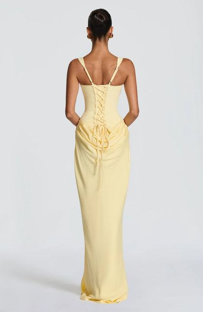 Vestido largo amarillo claro con espalda abierta y cordones fruncidos, tiro bajo