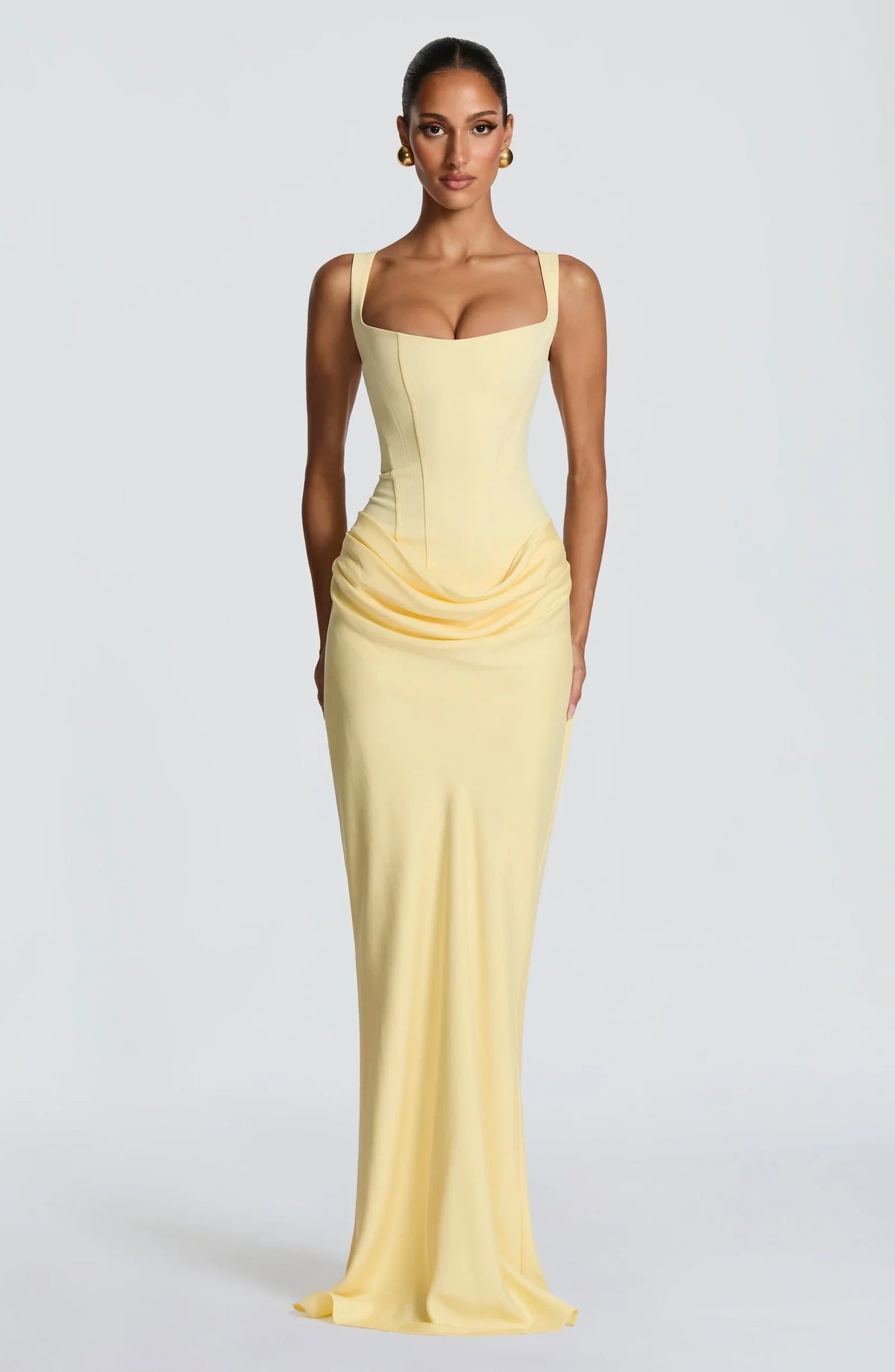 Vestido largo amarillo claro con tirantes finos y drapeado fruncido en la cintura