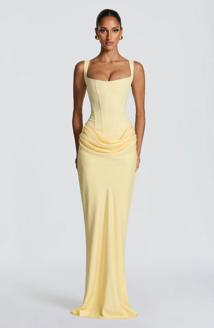 Vestido largo amarillo claro con tirantes finos y drapeado fruncido en la cintura