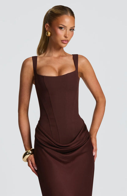 Vestido largo marrón con escote cuadrado y drapeado fruncido en la cintura