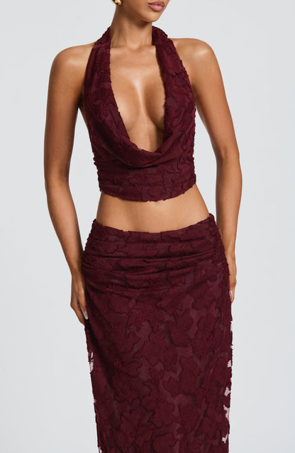 Top halter y falda larga rojo cereza con estampado, escote profundo y drapeado