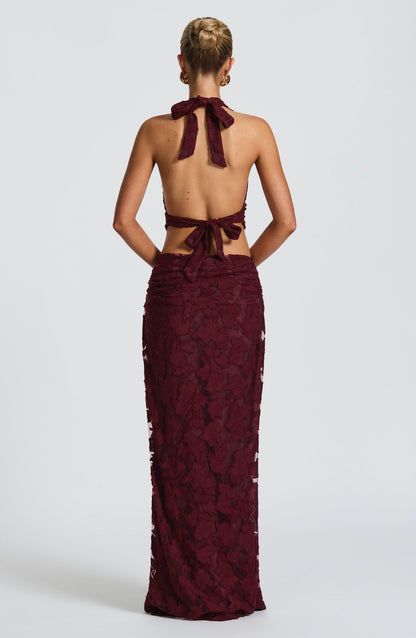 Conjunto de top halter con lazo trasero y falda larga roja cereza, vista trasera