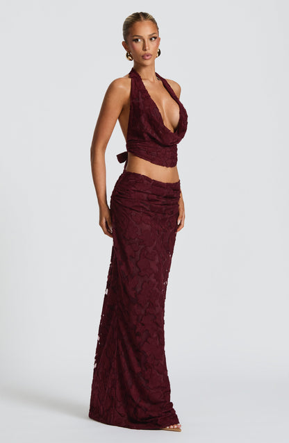 Conjunto de top halter rojo cereza y falda larga con abertura, vista lateral