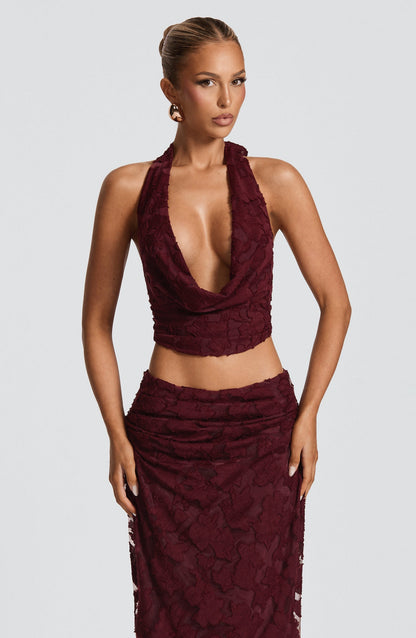 Conjunto de top halter rojo cereza con escote cruzado y falda larga entallada