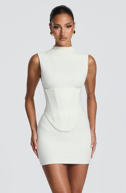 Vestido SOFÍA blanco sin mangas y cuello alto; panel frontal con formas tipo corsé