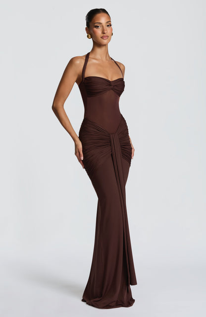 Vestido largo marrón oscuro con escote corazón, tirantes finos y drapeado en la cadera