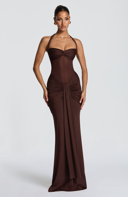 Vestido elegante marrón oscuro con escote corazón y drapeado fruncido en la cintura